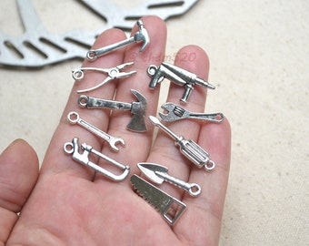 10 piezas de dijes de herramientas mixtas, la colección de dijes de herramientas, 10 dijes de diferentes tonos de plata antigua, destornillador, llave, sierra, martillo, alicates