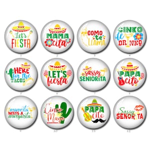 以下が含まれることがあります： ソンブレロ、マラカス、サボテン、ギター、そして「Let's Fiesta」「Mama Cita」「Como Te Llama」「Sassy Seniorita」といったテキストフレーズなど、メキシコ文化に関連するテーマのカラフルなグラフィックデザインが施された12個の円形ボタンのセット。