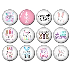Op de afbeelding: Een verzameling van twaalf ronde, glazen knopen met Pasen als thema. Elke knoop heeft een uniek ontwerp, waaronder konijnenillustraties, bloempatronen en speelse teksten zoals "Happy Easter" en "Bunny Kisses".