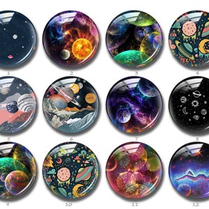 Puede incluir: Doce botones redondos, brillantes y coloridos con diseños de temática espacial. Cada botón presenta una imagen diferente de planetas, estrellas y galaxias. Los botones están dispuestos en una cuadrícula de cuatro filas y tres columnas.