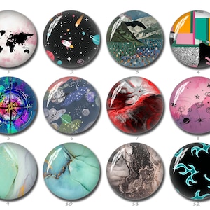 Pode incluir: Doze adesivos redondos, coloridos e com padrões, com acabamento brilhante. Cada adesivo apresenta um design diferente, incluindo um mapa do mundo, planetas, uma bússola, padrões abstratos e chamas.