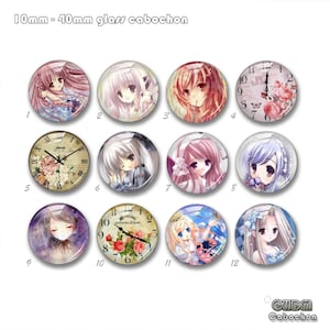 Puede incluir: Doce cabujones redondos de vidrio con varios diseños, incluyendo personajes de anime, relojes y patrones florales. Los cabujones están dispuestos en una cuadrícula sobre un fondo blanco.