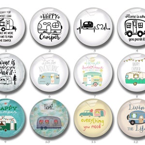 Pode incluir: Doze ímãs redondos de vidro com forma de autocaravana coloridos com diferentes dizeres. Os dizeres incluem "Happy Camper", "Home is where you park it", "Let's go adventuring", "Home Sweet Home", "Livin' the Life", "Sorry for what I said while we were trying to park the camper", "Dream Home", "Everything you need", e "Happy Camper".