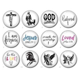Può includere: Dodici bottoni rotondi bianchi con immagini e testo in bianco e nero. I bottoni presentano temi religiosi come Gesù, angeli e citazioni ispiranti. Il testo sui bottoni include "Sono perdonato", "Gesù ama 24:7", "Creato per adorare", "Amato Giovanni 3:16", "Sii la luce", "Redento", "Vibrazioni di Dio solo Proverbi 3:5".