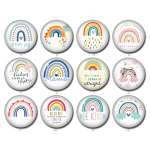 Puede incluir: Doce pegatinas redondas de temática arcoíris con diferentes frases y citas inspiradoras. Las pegatinas presentan arcoíris en diferentes colores con corazones, estrellas y otros elementos decorativos.