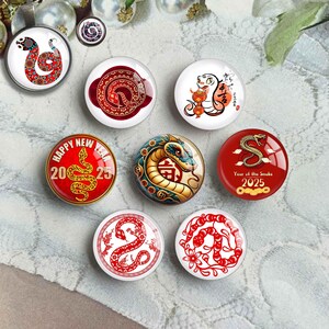 Cabochão de cobra, cúpula de vidro do ano chinês da cobra, camafeu com imagem de ano novo de 2025, 10 mm 12 mm 14 mm 16 mm 18 mm 20 mm 25 mm 30 mm 35 mm 40 mm (FJ5543)