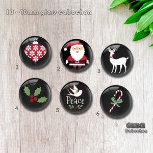 Puede incluir: Seis cabujones redondos de vidrio con temas navideños. Los cabujones tienen un diámetro de 10 a 40 mm y presentan imágenes de un adorno navideño, Papá Noel, un reno, acebo, una paloma con la palabra "Paz" y un bastón de caramelo.