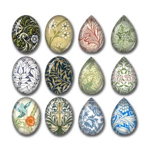 Puede incluir: Una colección de doce cabujones de vidrio con seis formas ovaladas y seis en forma de gota. Cada pieza muestra un patrón botánico o floral distinto con detalles intrincados en varios colores, incluyendo azul, verde, crema, naranja y negro.