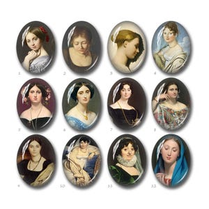 Op de afbeelding: Een verzameling van twaalf ovaalvormige glazen cabochons, elk met een apart portret van een vrouw in historische kleding. De portretten tonen gevarieerde kapsels, sieraden en kledingkleuren, gerangschikt in een raster met genummerde labels van één tot twaalf.
