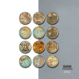 Puede incluir: Doce cabujones redondos de vidrio con diseños de mapas del mundo vintage. Los cabujones están dispuestos en tres filas de cuatro. Cada cabujón presenta un diseño de mapa diferente con colores y detalles variados. Los cabujones están colocados sobre un fondo gris claro.