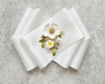 Gänseblümchen-Blumenbrosche | Weiße Original-Brosche | Satinbrosche | Elegante und stilvolle Brosche | Luxuriöse Brosche | Schmuck handgefertigte Brosche