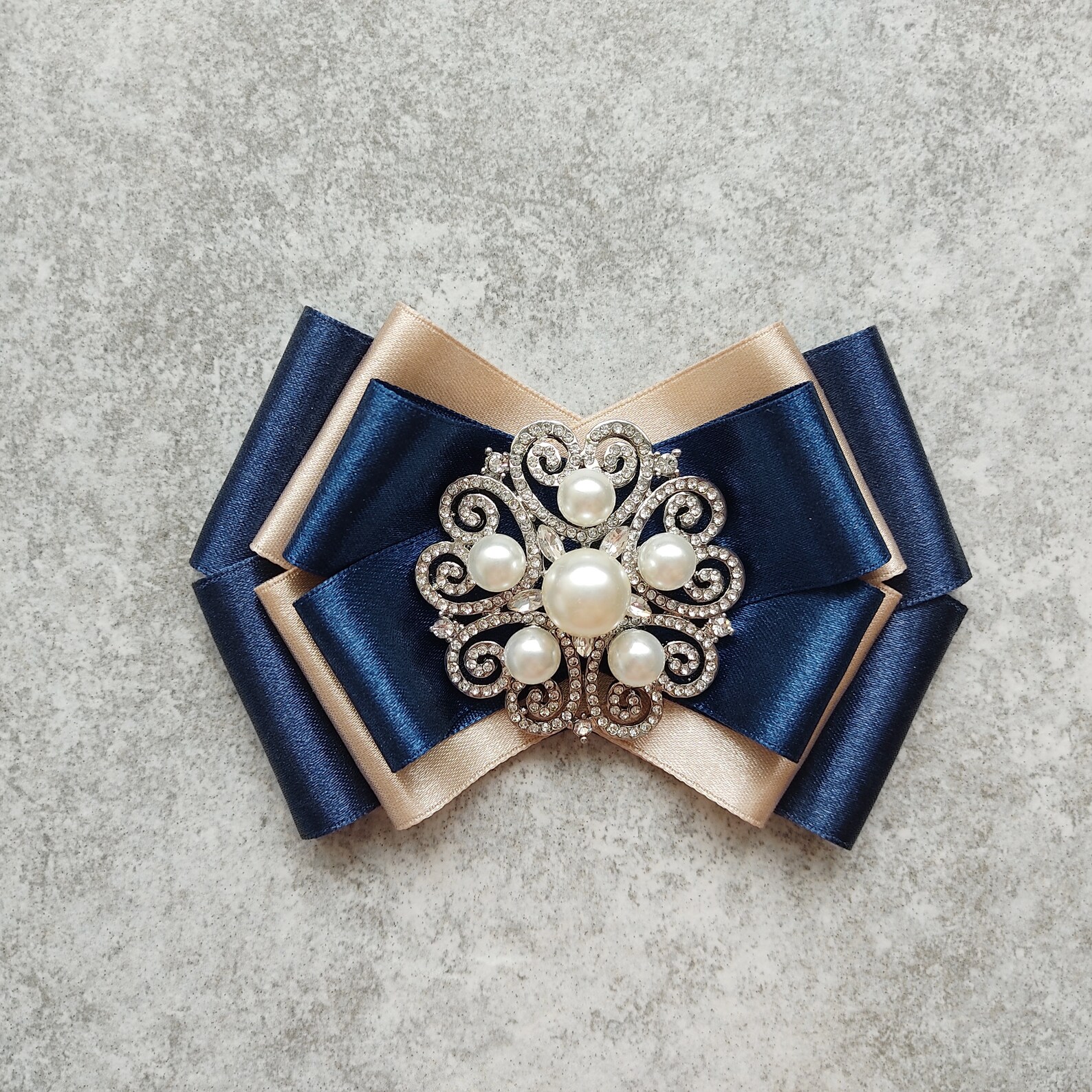 Brooch in Beige