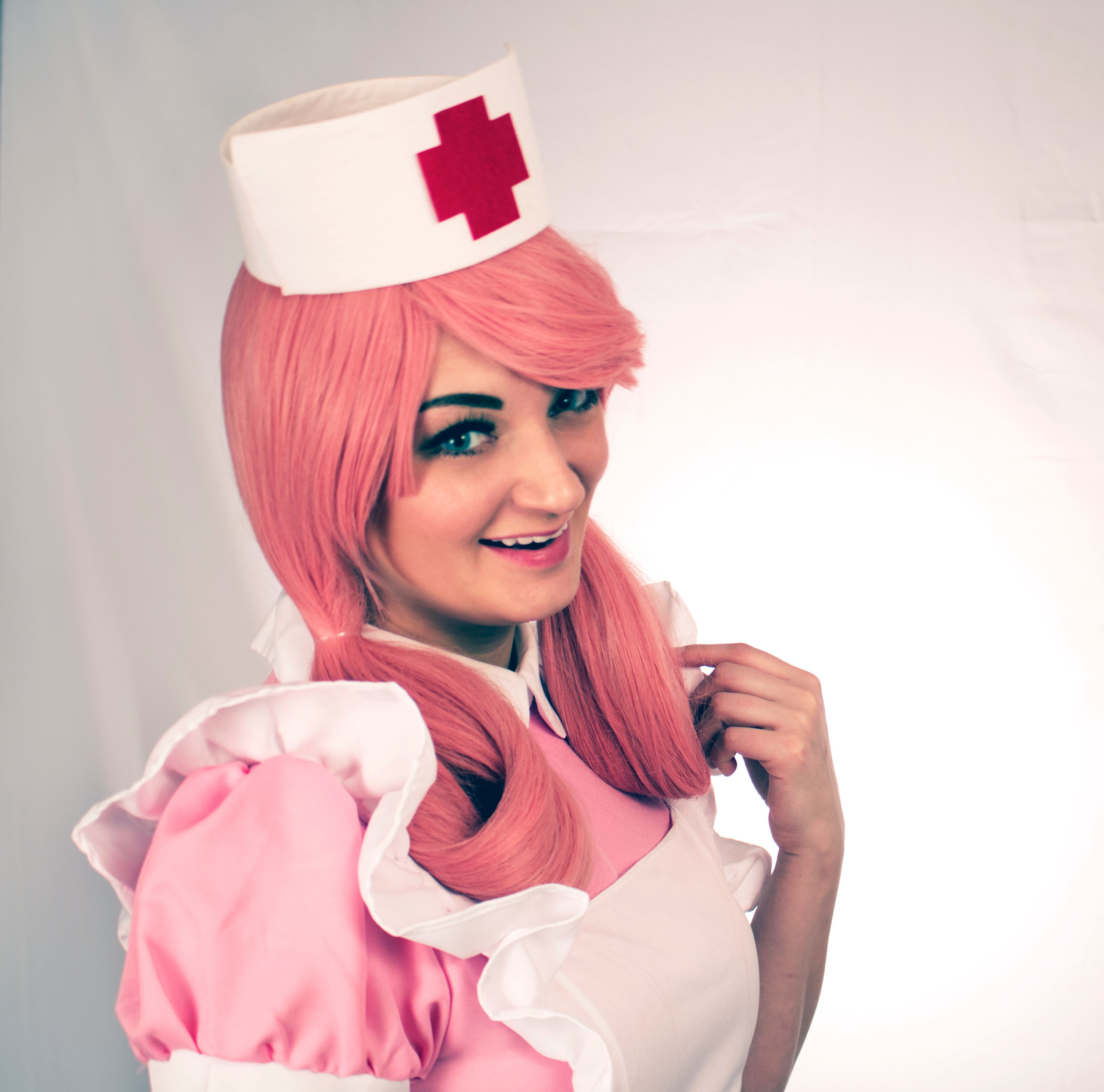 Cosplay joi. Nurse Joy косплей. Косплей на Джевила. Покемон медсестра Джой. Джибаро косплей.