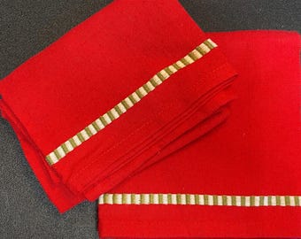Geschirrtuch in rot mit grün weißer Stickerei und bestickter Borte
