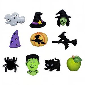 Puede incluir: Una colección de adornos con temática de Halloween. Incluye un fantasma blanco, un sombrero de bruja con una estrella, una cara de bruja, un sombrero de bruja morado, una calabaza con una silueta de bruja, una bruja en una escoba, una araña negra, Frankenstein, un gato negro y una manzana verde.