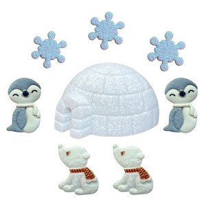 以下が含まれることがあります： 白いイグルー、ペンギン2羽、ホッキョクグマ2匹、青いキラキラの雪の結晶3つがついた、冬のテーマのケーキデコレーションセットです。