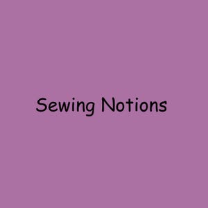 Puede incluir: Un fondo morado liso con las palabras "Sewing Notions" en negro, con una fuente de estilo manuscrito. El texto est&aacute; centrado y ocupa una peque&ntilde;a porci&oacute;n de la imagen.