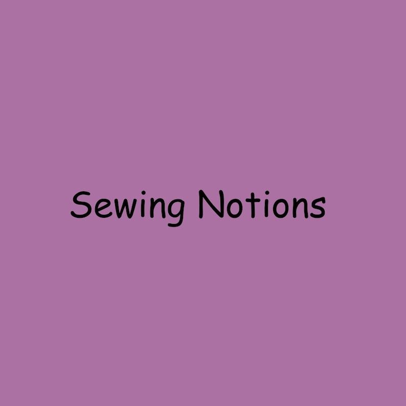 Puede incluir: Un fondo morado liso con las palabras "Sewing Notions" en negro, con una fuente de estilo manuscrito. El texto est&aacute; centrado y ocupa una peque&ntilde;a porci&oacute;n de la imagen.