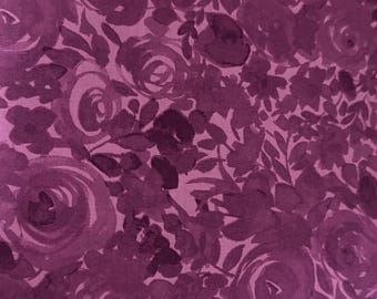 Lila geblümter Baumwollstoff von Clothworks, Quilten & Basteln, Halbe Meter