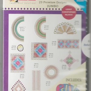 Op de afbeelding: Een CD-doosje met een paarse achtergrond en een wit label. Het label heeft de tekst "Amazing Designs" en "Elegant Decor 1" in zwarte tekst. Het label heeft ook een lijst met 23 borduurmotieven met hun namen en afmetingen in inches.