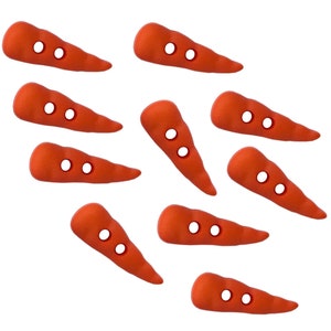 Può includere: Una collezione di dieci bottoni arancioni a forma di carota, ciascuno con due fori. I bottoni sono disposti su sfondo bianco. Questi bottoni sono ideali per cucito e artigianato.