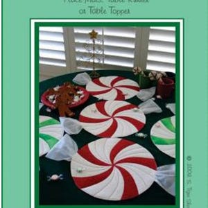 Puede incluir: Un fondo verde con el texto "Peppermint Twist" y "Place Mats, Table Runner or Table Toppers". La imagen muestra manteles individuales con forma de caramelos de menta en rojo y blanco, con detalles en verde y blanco. Un hombre de jengibre está en un plato rojo.