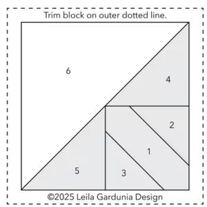Puede incluir: Diagrama de un dise&ntilde;o de bloque de edred&oacute;n con secciones numeradas y el texto "Trim block on outer dotted line." El dise&ntilde;o incluye un tri&aacute;ngulo grande, tri&aacute;ngulos m&aacute;s peque&ntilde;os y rect&aacute;ngulos. El aviso de copyright "&copy;2025 Leila Gardunia Design" est&aacute; en la parte inferior.