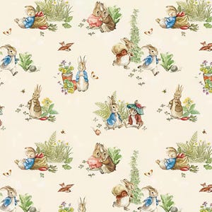 Pode incluir: Padrão repetitivo com ilustrações de coelhos em casacos e chapéus azuis, em meio a vegetação, flores e borboletas. A obra de arte tem uma estética vintage de livro de histórias, com um fundo creme.
