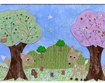 Puede incluir: Cuatro paneles acolchados que representan las cuatro estaciones. Cada panel presenta un árbol con un color y un follaje diferentes, un ciervo y otras criaturas del bosque. Los paneles están cosidos juntos para crear un diseño continuo.