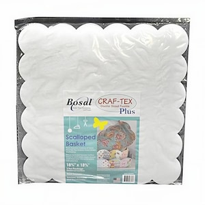 Puede incluir: Un material de artesanía blanco con borde festoneado, empaquetado en una bolsa de plástico transparente. El producto está etiquetado como "Bosal CRAF-TEX Plus" y está diseñado para hacer cestas festoneadas. Dimensiones: 45,7 cm x 33 cm.