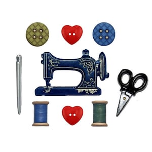 Könnte beinhalten: Ein Set an Knöpfen zum Thema Nähen in Blau, Rot und Grün, darunter ein Herz, eine Nähmaschine und Garnrollen. Außerdem gibt es zwei blaue Knöpfe mit einem Rautenmuster, eine Nadel und eine schwarze Schere.
