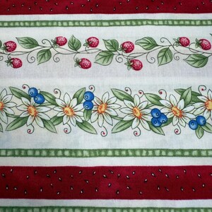 Può includere: Tessuto con un motivo ripetuto di fragole, mirtilli e margherite su sfondo bianco. Il design include strisce rosse e verdi, con fragole e mirtilli disposti in tralci floreali.