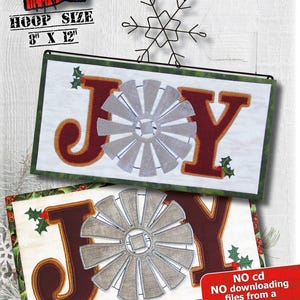 Könnte beinhalten: Maschinenstickmuster mit dem Wort „JOY“ in burgunderfarbenen Buchstaben, einem grauen Windmühlendesign und Stechpalmenakzenten. Die fertige Größe beträgt 30,5 x 15,2 cm. Die Reifengröße beträgt 20,3 x 30,5 cm. Der Text „Patch Abilities, Inc.“ ist ebenfalls sichtbar.