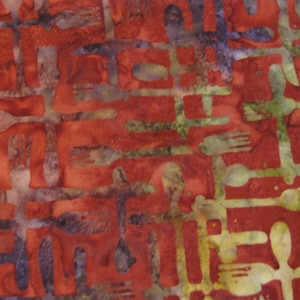 Puede incluir: Primer plano de una tela con un patrón repetitivo de formas recortadas de tenedores y cucharas. La tela tiene un fondo rojo anaranjado con las formas recortadas en un tono más claro. Se ven toques de verde y morado.