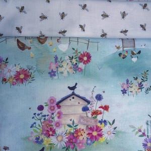 Puede incluir: Tela con fondo azul claro que presenta una escena de jardín con una colmena, flores y gallinas. Telas adicionales incluyen un patrón de abejas y un patrón floral. Adecuado para proyectos de acolchado y artesanía.