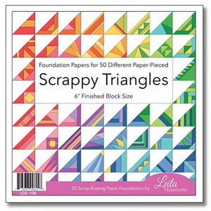 Könnte beinhalten: Ein quadratisches Paket mit "Scrappy Triangles"-Grundlagenpapieren zum Paper Piecing. Die Abdeckung zeigt ein Raster aus farbenfrohen, geometrischen Dreiecksdesigns. Der Text lautet "6" Finished Block Size" (ca. 15 cm).