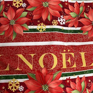 Könnte beinhalten: Roter Stoff mit einem sich wiederholenden Muster aus Weihnachtssternen, Schneeflocken und Sternen. Das Wort "NOEL" ist goldfarben gedruckt. Grüne und weiße Streifen trennen die Elemente. Festliches Weihnachtsthema.