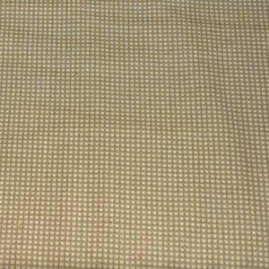 Pode incluir: Um close-up de um tecido xadrez bege e branco. O tecido tem um pequeno padrão repetitivo de quadrados, criando uma aparência texturizada. A paleta de cores é neutra, com uma mistura de tons bege claros e escuros.