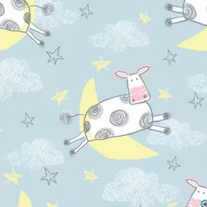 Może przedstawiać: Kapryśna ilustracja przedstawiająca krowę z czarnymi plamami, różowym nosem i uszami, unoszącą się na żółtym półksiężycu. Tło to jasnoniebieskie niebo z białymi chmurami oraz żółtymi i szarymi gwiazdami. Styl przypomina dziecięcy rysunek.