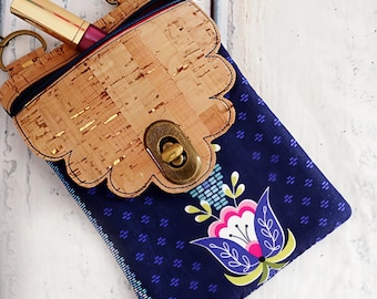 Cross Body Zipper Bag, Scalloped Flap, Made in the Hoop, Machine , Embroidery design, Easy design CD