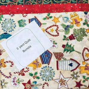 Puede incluir: Un paquete de tres yardas de tela con temática navideña con un fondo blanco y una variedad de diseños festivos, incluyendo bastones de caramelo, hombres de jengibre, copos de nieve, estrellas y adornos. La tela está etiquetada como "3 yard Quilt Bundle".