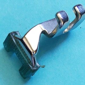 Low Shank Screw On Button Sewing Presser Foot,  Metal,  New UN-used