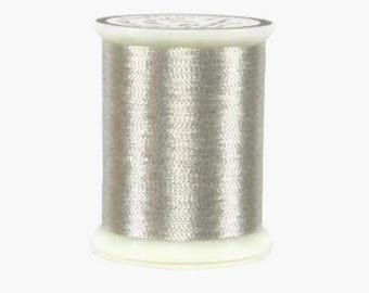 Könnte beinhalten: Eine Spule silbernen Metallic-Garn zum Nähen oder Sticken.