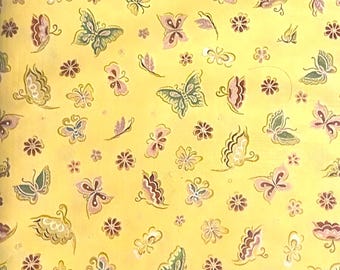 Tessuto di cotone con farfalle gialle e dettagli metallici dorati, ideale per trapunte e decorazioni per la casa (venduto a mezzo metro).