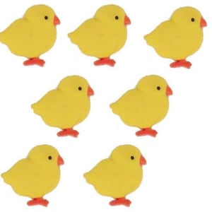 以下が含まれることがあります： オレンジ色のくちばしと足を持つ、7つの黄色のひよこ型の装飾品。 ひよこは白い背景に均等に配置されています。 これらの小さな装飾的なひよこは、おそらく工芸品や季節の装飾に使用されます。