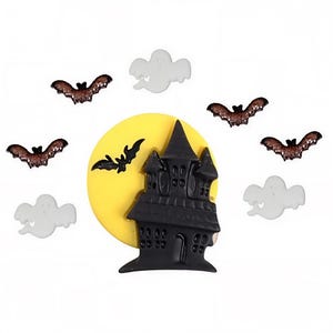 Puede incluir: Decoraciones temáticas de Halloween con una casa embrujada negra, murciélagos con alas marrones brillantes, fantasmas blancos y una luna amarilla. Ideal para manualidades o decoración.