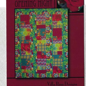Może przedstawiać: Wzór patchworku zatytułowany "Opening Night" autorstwa Villa Rosa Designs. Patchwork składa się z czerwonych, zielonych i niebieskich tkanin. Wzór otoczony jest bordową ramką.