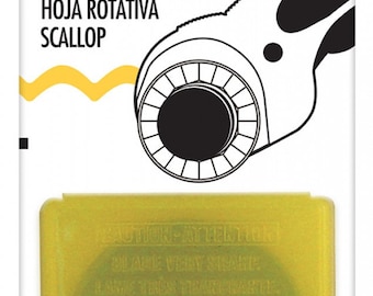 Puede incluir: Un paquete amarillo y negro que contiene una cuchilla rotatoria festoneada Olfa de 45 mm. El paquete incluye el texto "MADE IN JAPAN", "SCB45-1 | 1061410", "BEST CUTTING TOOLS SINCE 1956", "SCALLOP ROTARY BLADE", "LAME ROTATIVE DE PÉTONCLE", "HOJA ROTATIVA", "SCALLOP", "CAUTION-ATTENTION", "BLADE VERY SHARP", "HANDLE THIS CAREFULLY", "USE FOR", "Cotton-Wool-Paper", "Vinyl-Leather", "and so much more! TM".