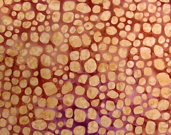 Puede incluir: Primer plano de una tela con un patrón repetitivo de manchas de color beige claro de forma irregular sobre un fondo burdeos oscuro. Las manchas varían en tamaño y densidad, creando una apariencia texturizada. El diseño es orgánico y abstracto.