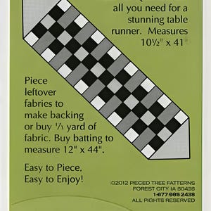 Könnte beinhalten: Eine grüne Karte mit dem Text "Mad For Plaid" und einem Tischläufer-Design. Der Läufer ist schwarz, weiß und grau und misst 26,7 cm x 104,1 cm. Anweisungen zur Herstellung des Läufers mit vier Fat Quarters sind enthalten.